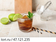 Стакан вкусного коктейля Cuba Libre на столе. Стоковое фото, фотограф Pixel_shot / Фотобанк Лори