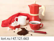 Ложка кофейного порошка, сахар, молочник, чашка и чайник на светлом деревянном столе. Стоковое фото, фотограф Pixel_shot / Фотобанк Лори