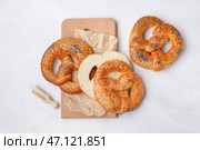 Деревянная доска с вкусными крендельками на светлом фоне. Стоковое фото, фотограф Pixel_shot / Фотобанк Лори