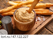 Чаша с вкусным хумусом и итальянским гриссини на деревянном фоне. Стоковое фото, фотограф Pixel_shot / Фотобанк Лори