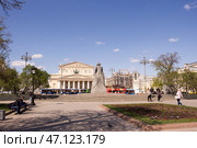 Russia, Moscow, April 29, 2019: View of the Bolshoi Theater and Central Department Store and sightseeing bus. Редакционное фото, фотограф Татьяна Васильева / Фотобанк Лори