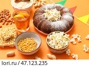 Традиционная еда для Festa Junina (июньский фестиваль) на цветном фоне крупным планом. Стоковое фото, фотограф Pixel_shot / Фотобанк Лори