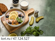Чашка вкусного супа "Ходжподж" с сметаной на грунтовом фоне. Стоковое фото, фотограф Pixel_shot / Фотобанк Лори