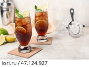 Стаканы холодного коктейля Cuba Libre на светлом фоне. Стоковое фото, фотограф Pixel_shot / Фотобанк Лори