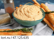 Чаша с вкусным хумусом на столе, крупным планом. Стоковое фото, фотограф Pixel_shot / Фотобанк Лори