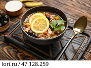 Миска вкусного супа "Ходжподж" на деревянном фоне. Стоковое фото, фотограф Pixel_shot / Фотобанк Лори