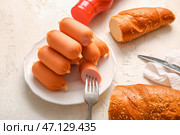 Тарелка вкусных отварных колбас на белом фоне. Стоковое фото, фотограф Pixel_shot / Фотобанк Лори