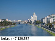 Вид на Космодамианскую и Гончарную набережные и высотное здание на Котельнической набережной. Москва, Россия (2024 год). Стоковое фото, фотограф Елена Коромыслова / Фотобанк Лори
