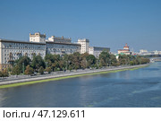 Вид на Космодамианскую набережную с Большого Краснохолмского моста. Москва, Россия (2024 год). Стоковое фото, фотограф Елена Коромыслова / Фотобанк Лори
