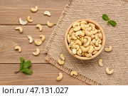 Чаша с вкусными орехами кешью на деревянном фоне. Стоковое фото, фотограф Pixel_shot / Фотобанк Лори