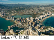Вид на город Кальпе (Calp), Испания. Снимок сделан со скалы Пенон ( Ifach - Ифач), откуда открывается вид на побережье, гавань, озера и город. Испания (2016 год). Стоковое фото, фотограф Дымов Игорь / Фотобанк Лори
