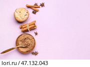 Композиция с чашкой корицы, палочками и маффином на розовом фоне. Стоковое фото, фотограф Pixel_shot / Фотобанк Лори
