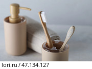 Держатель для зубных щеток из бамбука и аксессуаров для ванны на белом столе. Стоковое фото, фотограф Pixel_shot / Фотобанк Лори