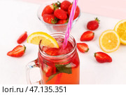 Кувшинчик с вкусным клубничным напитком на белом фоне. Стоковое фото, фотограф Pixel_shot / Фотобанк Лори