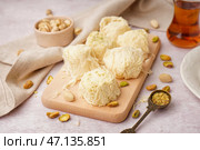 Деревянная доска с вкусным турецким писманией на светлом фоне. Стоковое фото, фотограф Pixel_shot / Фотобанк Лори