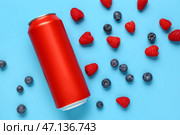 Композиция с банкой свежего содовой напитка и ягодами на голубом фоне. Стоковое фото, фотограф Pixel_shot / Фотобанк Лори