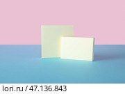 Бледно-желтые клейкие записки на цветном фоне. Стоковое фото, фотограф Pixel_shot / Фотобанк Лори