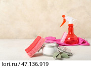 Банка соды для выпечки, очистительная губка, ветвь эвкалипта и распылитель на световом столе. Стоковое фото, фотограф Pixel_shot / Фотобанк Лори