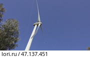 Windmill or wind turbine closeup in rotation. Стоковое видео, видеограф Михаил Коханчиков / Фотобанк Лори