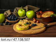 Пробковый коврик из вкусных яблочных кружков с ореховым маслом на деревянном столе. Стоковое фото, фотограф Pixel_shot / Фотобанк Лори
