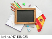 Доска с флагом Испании, календарь и канцелярские принадлежности на сером фоне. Стоковое фото, фотограф Pixel_shot / Фотобанк Лори