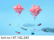 Стаканы с вкусной сладкой ватой на цветном фоне. Стоковое фото, фотограф Pixel_shot / Фотобанк Лори