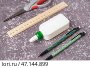 Бутылка клея с карандашами, линейкой и ножницами на фоне гранж. Стоковое фото, фотограф Pixel_shot / Фотобанк Лори