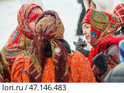 Женщины с повязанными Павловопосадскими яркими цветными платками на головах. Празднование Масленицы на территории Кафедрального собора в честь Преображения Господня. Бердск, Новосибирская область, Западная Сибирь, Россия. Редакционное фото, фотограф Евгений Мухортов / Фотобанк Лори