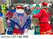 Женщины с повязанными Павловопосадскими яркими цветными платками на головах. Празднование Масленицы на территории Кафедрального собора в честь Преображения Господня. Бердск, Новосибирская область, Западная Сибирь, Россия. Редакционное фото, фотограф Евгений Мухортов / Фотобанк Лори