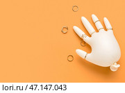 Надутая медицинская перчатка с модными украшениями на цветном фоне. Стоковое фото, фотограф Pixel_shot / Фотобанк Лори