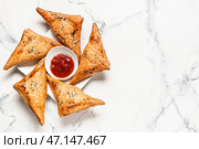 Вкусная узбекская самса с томатным соусом на белом фоне. Стоковое фото, фотограф Pixel_shot / Фотобанк Лори