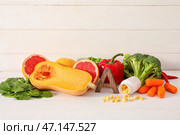 Набор полезных продуктов, богатых витамином А, на белом деревянном фоне. Стоковое фото, фотограф Pixel_shot / Фотобанк Лори
