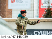 Мужчина показывает упражнения с казацкой шашкой - Фланкировка. Празднование Масленицы на территории площади имени Максима Горького. Город Бердск, Новосибирская область, Западная Сибирь, Россия. Редакционное фото, фотограф Евгений Мухортов / Фотобанк Лори