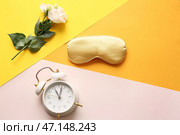 Маска для сна, цветы и будильник на цветном фоне. Стоковое фото, фотограф Pixel_shot / Фотобанк Лори