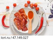 Тарелка с вкусным жареным беконом и соусом на столе. Стоковое фото, фотограф Pixel_shot / Фотобанк Лори