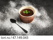 Рамекин с вкусным лавовым пирогом на темном фоне. Стоковое фото, фотограф Pixel_shot / Фотобанк Лори