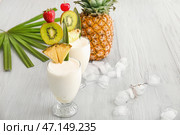 Очки вкусного коктейля Пина Колада на столе. Стоковое фото, фотограф Pixel_shot / Фотобанк Лори