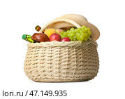 Плетеная корзина с вкусной едой для пикника и шляпой на белом фоне. Стоковое фото, фотограф Pixel_shot / Фотобанк Лори