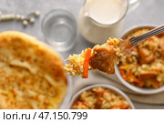Поедание вкусного азиатского плова, вид сверху. Стоковое фото, фотограф Pixel_shot / Фотобанк Лори