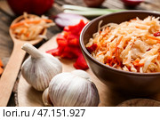 Чаша с вкусной квашеной капустой и ингредиентами на деревянном фоне. Стоковое фото, фотограф Pixel_shot / Фотобанк Лори