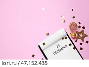 Календарь с датой Рождества на цветном фоне. Стоковое фото, фотограф Pixel_shot / Фотобанк Лори