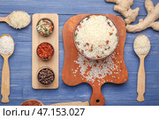 Различный сырой рис с сухими овощами и специями на столе. Стоковое фото, фотограф Pixel_shot / Фотобанк Лори