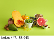 Набор здоровых продуктов с таблетками на цветном фоне. Стоковое фото, фотограф Pixel_shot / Фотобанк Лори