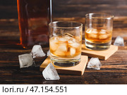 Стаканы холодного виски на деревянном фоне. Стоковое фото, фотограф Pixel_shot / Фотобанк Лори