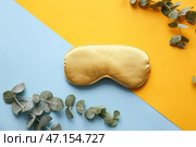 Маска для сна и ветки эвкалипта на цветном фоне. Стоковое фото, фотограф Pixel_shot / Фотобанк Лори