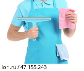 Молодой работник службы уборки с мойщиком окон и тряпкой на белом фоне. Стоковое фото, фотограф Pixel_shot / Фотобанк Лори
