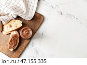 Чаша с вкусной шоколадной пастой и фундуком на светлом фоне. Стоковое фото, фотограф Pixel_shot / Фотобанк Лори