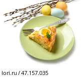 Тарелка с кусочком вкусного пасхального пирога, крашеными яйцами и ветками вербы на белом фоне. Стоковое фото, фотограф Pixel_shot / Фотобанк Лори