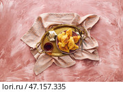 Поднос с вкусной турецкой пахлавой, чаем и лампой фану на цветном фоне. Стоковое фото, фотограф Pixel_shot / Фотобанк Лори