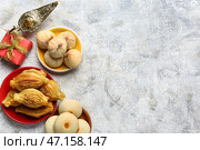 Вкусные восточные сладости с подарком и лампой Аладдина на гранж-фоне. Стоковое фото, фотограф Pixel_shot / Фотобанк Лори